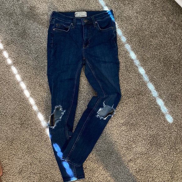 free people busted knee skinny jeans - Picture 1 of 3